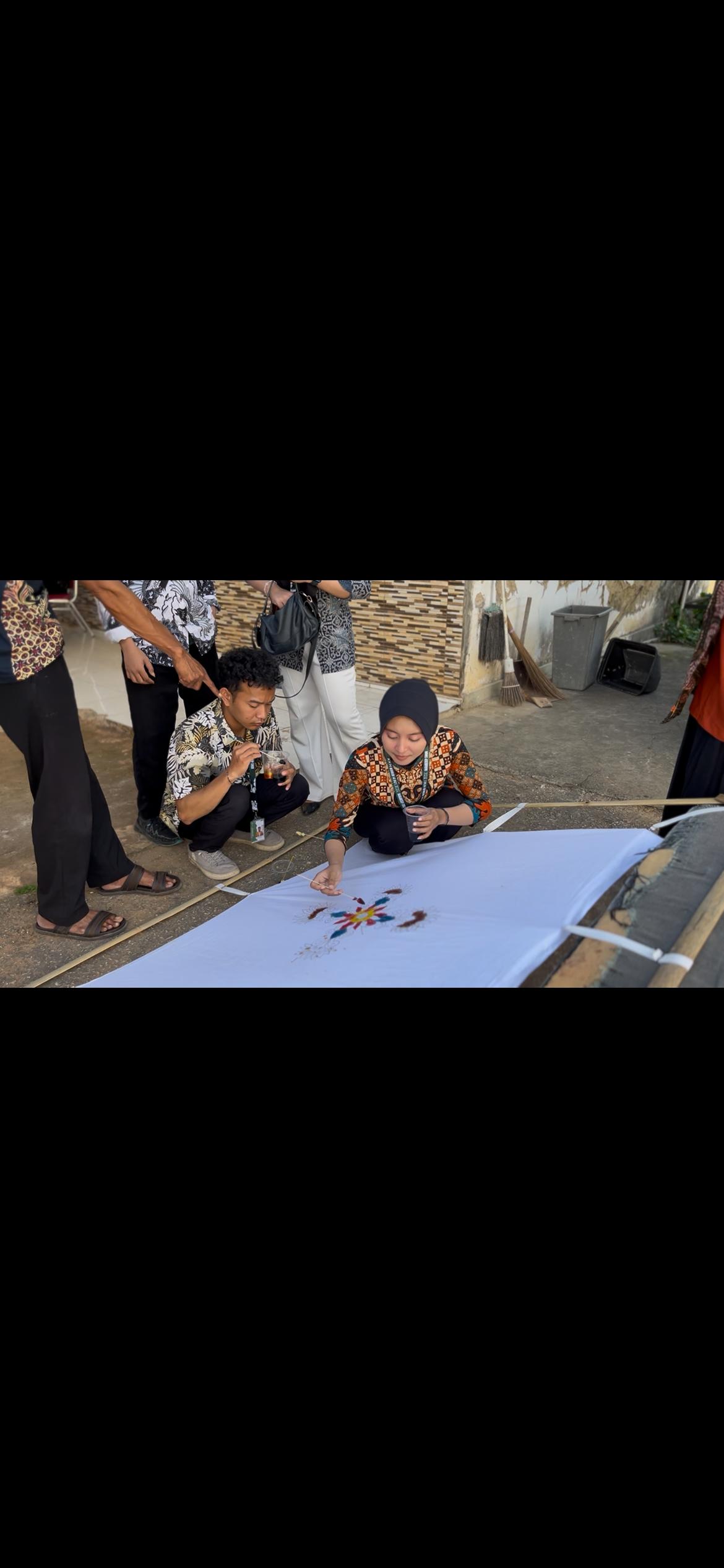 Perdana Digelar, Mahasiswa KKN Universitas Wiraraja Kenalkan Batik Tulis di Banaresep Timur