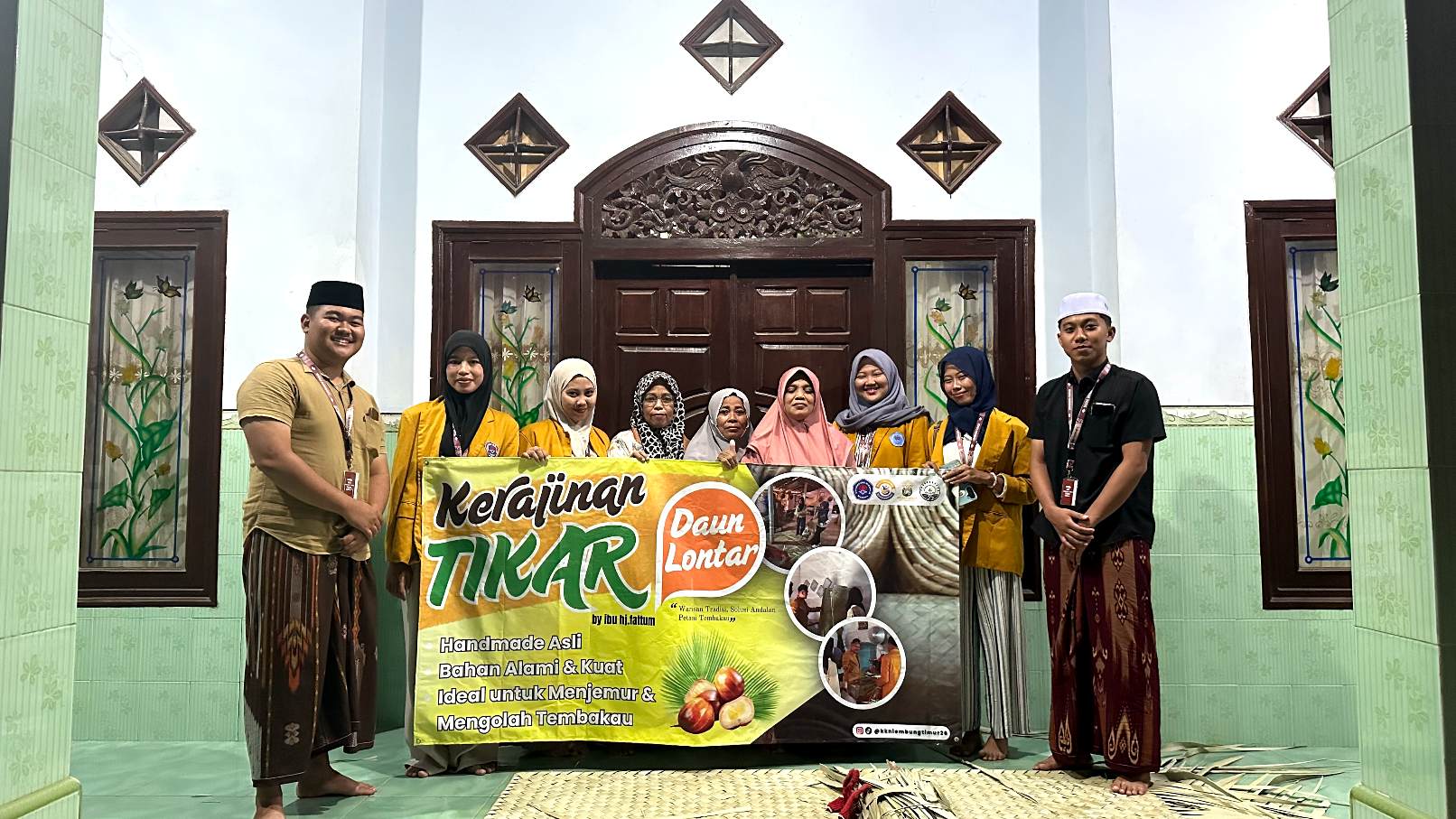 Dorong UMKM Naik Kelas,KKN Posko 13 Kenalkan QRIS dan Google Maps pada Pengrajin Tikar Lontar